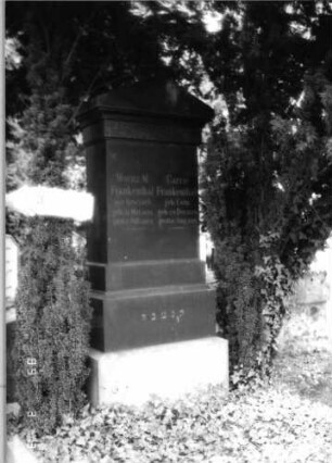Grabstein 362 (Index: 100088283) Material: gelber Sandstein Maße HxBxT: 210x78x38 cm Besonderheit: Doppelgrab: Grabstein 362