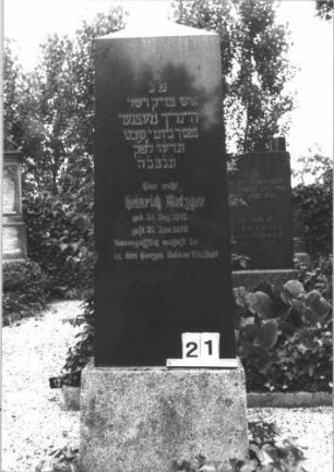 Grabstein 21 (Index: 99805187) Material: Granit, Sockel Kalkstein Zustand: gut Maße HxBxT: 160x46x19 cm Beschreibung: Obelisk, Sockel: Grabstein 21