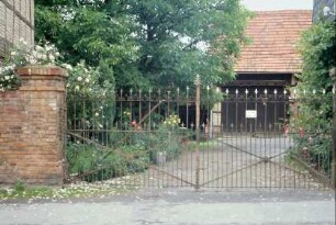 kunstschmiedeeisernes zweiflg. Tor in einer Hofeinfahrt