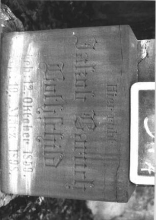 Grabstein 57 (Index: 100112249) Material: Sandstein, unterer Sockelteil Kalkstein Zustand: verwittert, Schriftplatte fehlt Maße HxBxT: 156x38x28 cm Beschreibung: Obelisk, getreppter Sockel, unterer Sockelteil rusticaartig, Schriftplatte Besonderheit: Mutter - Grabsteinnummer 58; - Bruder - Grabsteinnummer 59: Grabstein 57A