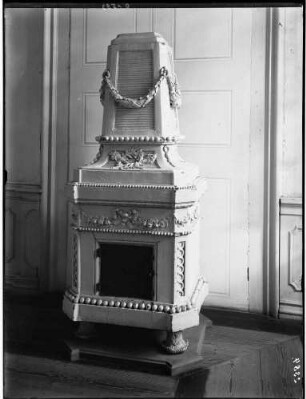 Karlsruhe Schloss Scheibenhardt (Jagdschloss bzw. Hofgut) - Detailaufnahme Ofen im Mittelsaal