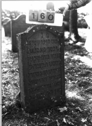 Grabstein 160 (Index: 99795680) Maße HxBxT: 84x46x9 cm Besonderheit: Kindergrab: Grabstein 160