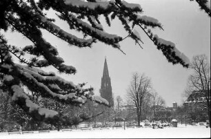 Freiburg: Blick über verschneiten Stadtgarten auf das Münster