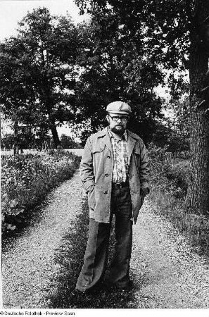 Der Schriftsteller Kito Lorenc auf einem Weg in Hochkirch-Wuischke