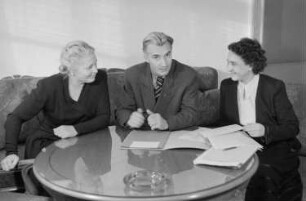 Reportage aus dem Ministerium für Volksbildung der DDR : Paul Wandel (Minister für Volksbildung und Jugend) mit den Staatssekretärinnen des Ministeriums für Volksbildung Elisabeth Zaisser (links) und Ruth Fabisch (rechts)