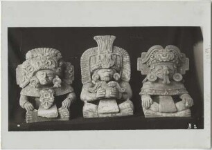 Drei Figurengefäße aus Ton. Höhe: 25-40cm. Sammlung Guillermo de Heredia.