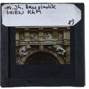 Wien, Kunsthistorisches Museum : Fassadendetail, Zwickelfiguren und Fries über dem Hauptportal