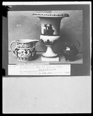 a) blaugrundige Kanne mit weißem Relief, b) weißgrundige Vase mit schwarzem Relief, c) dunkelglasierte Kanne
