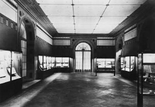 Dresden-Neustadt. Buchmuseum (seit 1935) im Japanischen Palais (1836, Ausmalung G. Semper). Saal für Ausstellungssaal mit Vitrinen der Firma Ernst Rockhausen Söhne, Waldheim/Sachsen