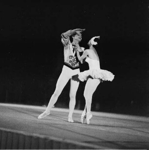 Schwanensee in Meißen 1955 : Ballett "Schwanensee" von Peter Tschaikowski im Burghof der Albrechtsburg Meißen. Mit Ballett und Orchester der Sächsischen Staatsoper Dresden