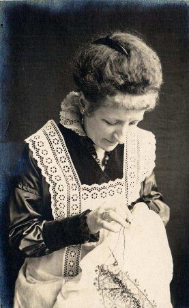 Privatalbum mit Karlsruher Motiven. Unbekannte Frau beim Sticken