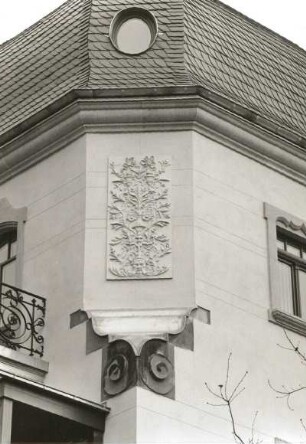 Dresden-Neustadt, Louis-Braille-Straße 8 / Arndtstraße 9. Doppelwohnhaus (Wohnhaus von Ludwig Renn; um 1900). Eckansicht (3. Obergeschoß)