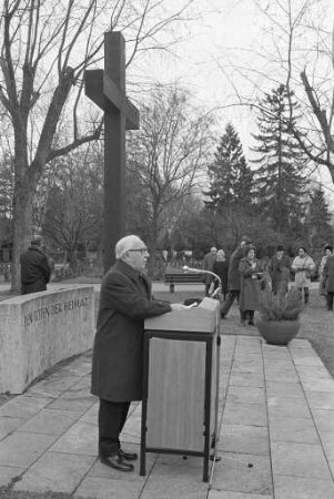 Gedenkstunde der Sudetendeutschen Landmannschaft am Gedenkkreuz für die Heimatvertriebenen auf dem Karlsruher Hauptfriedhof