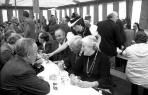 Forchheim: Festzelt; Ehrengäste mit: Filbinger, Minister Weiser, Nothhelfer, Ungern-Sternberg, Dekan Jutzler, Schill
