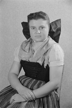 Ledige Frau in sorbischer katholischer Tracht. : Młoda žona w serbskej katolskej narodnej drasće.