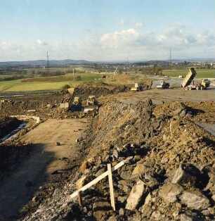 Erdarbeiten Schüttung des großen Dammes, Böschungsarbeiten, Blick in Richtung Stuttgart.