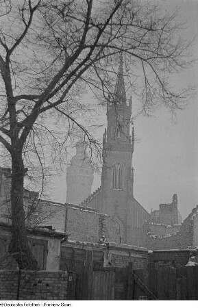 Mit Schnee bedeckte Gebäude, im Hintergrund der Turm des Neuen Rathaus