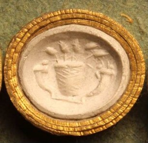 Korb mit Ähren, darunter zwei verschränkte Füllhörner (Daktyliothek, Erstes Mythologisches Tausend)