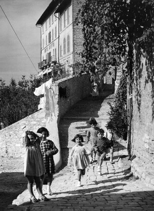 Assisi. Straßenbild mit Kindern im Westen der Stadt, bei der Via del Fosso Lupo