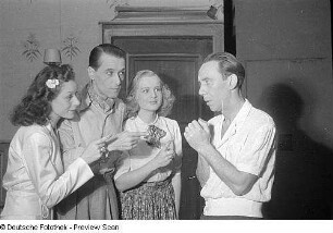 Szenenbilder aus dem musikalischen Lustspiel "Bezauberndes Fräulein" im Theater am Schiffbauerdamm Berlin