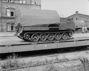 Verladung von Militärtechnik der 1. Gardepanzerarmee im Güterbahnhof Dresden-Neustadt. Flachwagen mit Lastkraftwagen auf Kettenfahrwerk : Dresden-Neustadt. Verladung von Militärtechnik der 1. Gardepanzerarmee im Güterbahnhof Dresden-Neustadt. Flachwagen mit Lastkraftwagen auf Kettenfahrwerk