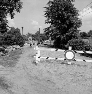 Dorfstraße mit Billebrücke zwischen Köthel (Kreis Stormarn) und Köthel (Kreis Herzogtum Lauenburg): hinten Kindergruppe: dahinter Ehrenmal