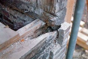 Nütschau: Schloßstraße 43: ehemalige Kornwassermühle: mit Reetdach: Restaurierung: westliche Giebelseite, Detailaufnahme: Schäden an Ständerwerk