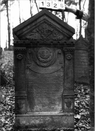 Grabstein 1328 (Index: 99903325) Material: Sandstein Maße HxBxT: 149x73x12 cm Symbolik: Eichenblätter und Eicheln Besonderheit: kulturhistorisch wertvoll / hist.-wiss. und künstl.-formale Gründe (Gemeindestellung): Grabstein 1328