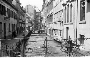 Freiburg i. Br.: Fischerau, im Vordergrund Geländer der Brücke
