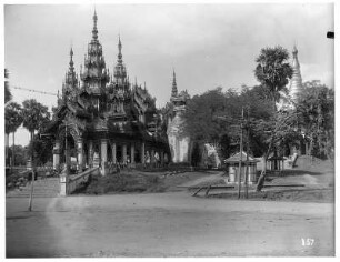 Rangun, Birma. Tempelanlage der Shwedagon-Pagode mit Fabeltier