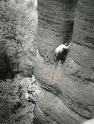 Sächsische Schweiz. Affensteine, Wolfsturm. Seilschaft Karlheinz Gonda und Rudi Rutsch am Alten Weg. (VIIb)