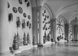 Dresden: Porzellansammlung im Zwinger, Bogengalerie mit chinesischen und japanischen Porzellanen (Neuaufstellung Eröffnung 23. 9. 1962)