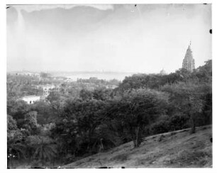 Bombay (Indien). Stadtteilansicht mit einem hinduistischen Tempel vom Malabar Hill