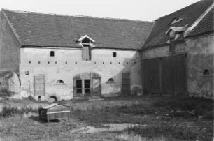 Innenhof : Blick auf die Mauern eines Stallgebäudes und einer Scheune