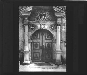 Wald: Portal zur Kirche