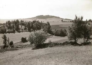 Erzgebirge. Sattelberg (Schönwalder Spitzberg, heute Špičák). Blick von Norden über die ehemalige Landesgrenze