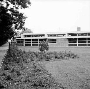 Schulen: Grund- und Hauptschule mit Realschulzug Trittau [später Hahnheide-Schule]: Außenansicht: Blick über Schulhof