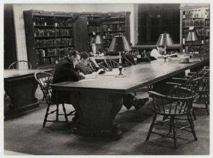 Harvard University in Cambridge, Studenten in der Widener-Bibliothek