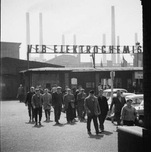 Bitterfeld. VEB Elektrochemisches Kombinat Bitterfeld (EKB). Werktor Zörbiger Straße. Schar von Betriebsangehörigen auf dem Heimweg