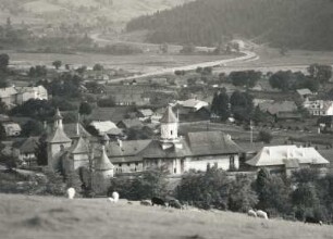 Moldovita, Rumänien. Kloster und Dorf von Nordosten