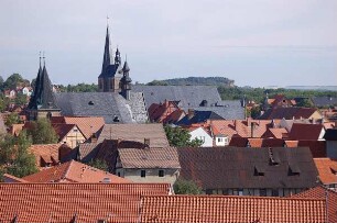 Quedlinburg - Stadtübersicht : Blick vom Schlossberg zur Marktkirche (hinten) und Blasiikirche, aufgenommen 2006 in Quedlinburg