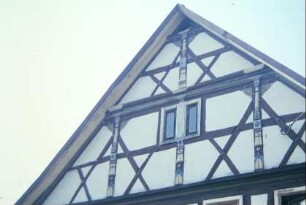 Detail voriges Bild: geschnitzte und bemalte Ständer im Giebel