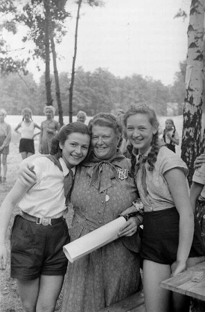 Pionierrepublik "Ernst Thälmann" in Wuhlheide : Rosa Thälmann mit Pionieren im Zeltlager