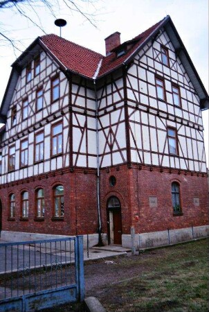 Altes Schulgebäude neben der neuen Schule an der Hauptstraße