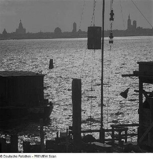 Stralsund. Hafen, Blick vom Strelasund gegen Altstadtsilhouette