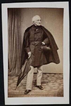 Porträt Friedrich Porth (1800-1874; Schauspieler, Regisseur). Albuminabzug auf Karton (Carte-de-visite mit Atelieraufdruck verso). Dresden, vor bzw. 1869