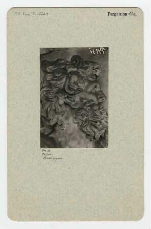 Pergamonaltar, Ostfries - Ausschnitt: Gegner der Hekate