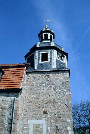 Kirchturm, Südseite, mit vermauertem spitzbogigen Fenster