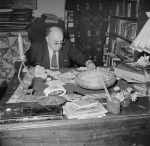 Marburg. Der Maler Prof. Ernst Vollbehr (1876-1960) in seinem Atelier am Tisch sitzend