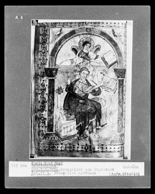 Evangeliar aus Saint-Médard in Soisson — Der schreibende Evangelist Matthäus, Folio 17verso